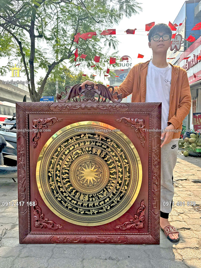 Tranh mặt trống đồng ăn mòn được nghệ nhân chế tác hoàn toàn thủ công truyền thống