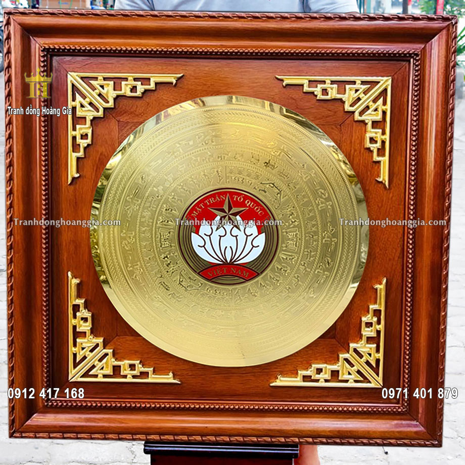 Sự kết hợp giữa mặt trống đồng và logo mặt trận tổ quốc độc đáo