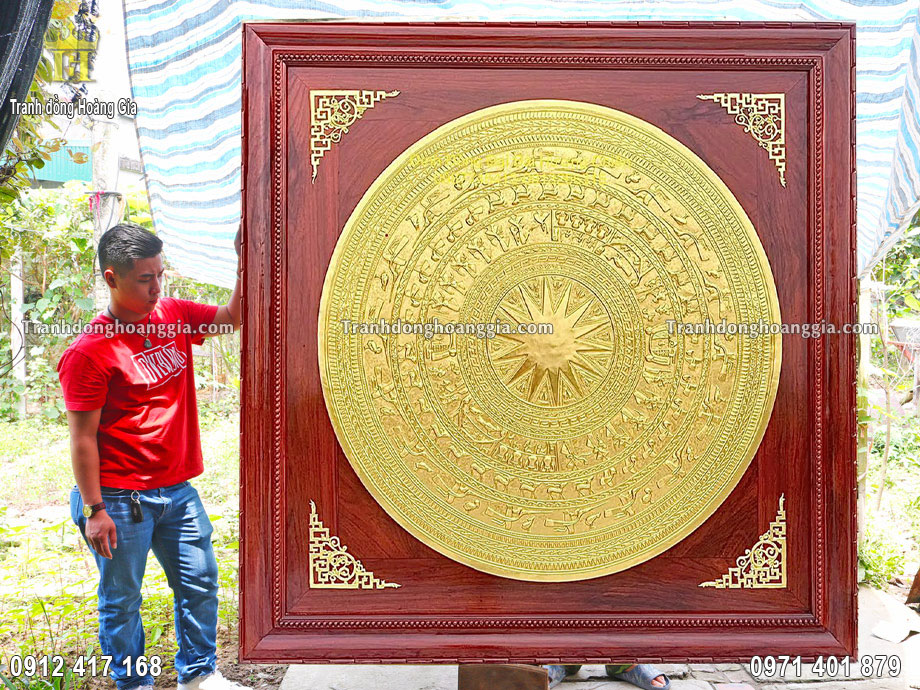 Tranh trống đồng vàng được nghệ nhân chế tác hoàn toàn thủ công