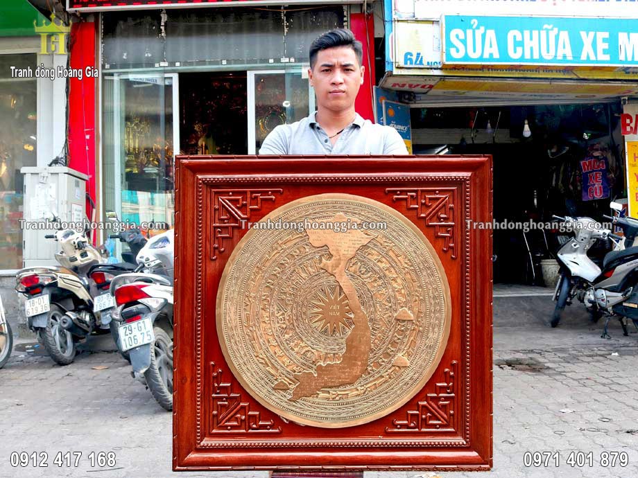 Tranh trống đồng đỏ hình bản đồ Việt Nam được chế tác vô cùng tinh xảo