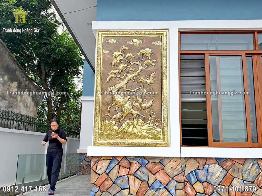 Bức tranh tứ quý đồng vàng được lắp đặt phía trước của căn nhà