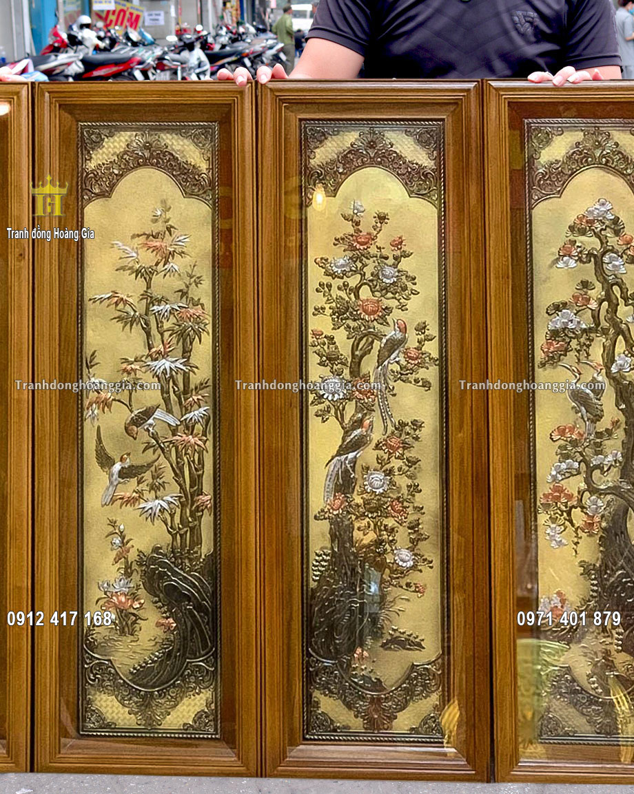 Bề mặt bức tranh tứ quý được làm màu sang trọng