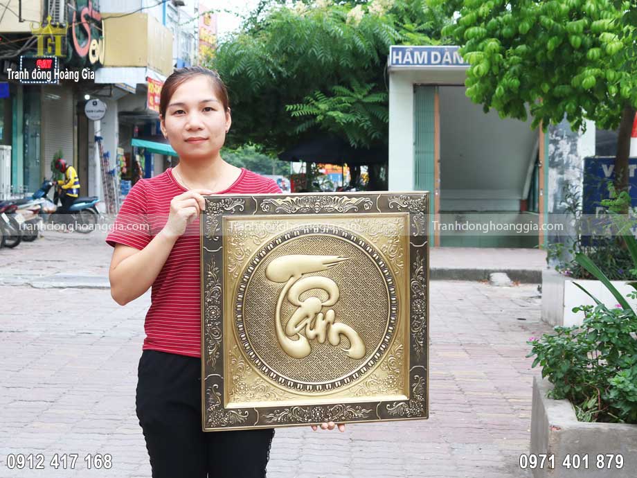 Bức tranh chữ Tâm thư pháp bằng đồng vàng hun giả cổ khổ 55x55cm