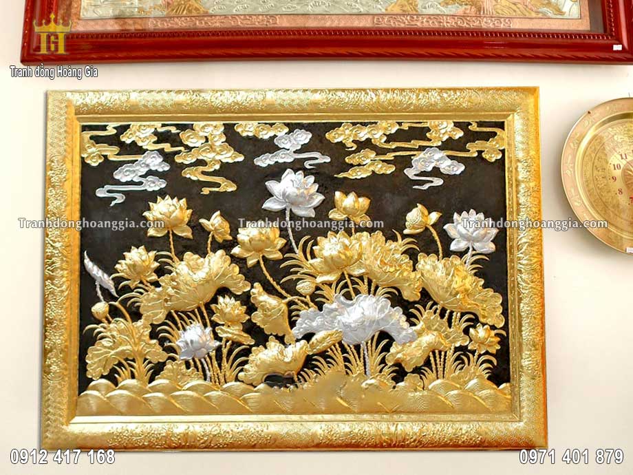 Người mệnh Thổ, mệnh Kim thích hợp treo tranh hoa sen mạ vàng 24K 