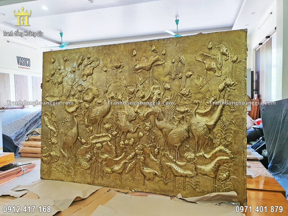 Bức tranh sen hạc bằng đồng vàng mộc cỡ lớn lắp đặt tại biệt thự tại Hà Giang